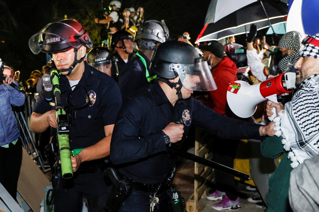    جانب من تعامل الشرطة مع متظاهرين رافضين للحرب في غزة في حرم جامعة كاليفورنيا لوس أنجليس في وقت مبكر من يوم 2 أيار/مايو 2024 (أ ف ب)