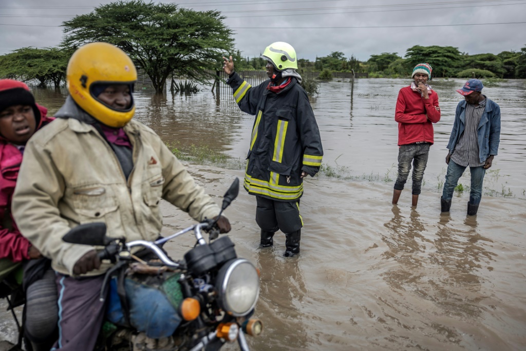 وهطلت أمطار غزيرة على معظم أنحاء شرق أفريقيا، مما أدى إلى حدوث فيضانات وانهيارات أرضية (ا ف ب)