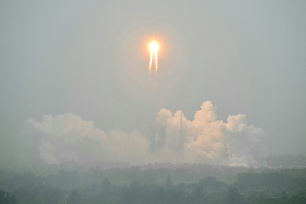 صاروخ لونج مارش 5، يحمل المسبار القمري لمهمة تشانغ آه-6، ينطلق من مركز ونتشانغ للإطلاق الفضائي في جنوب الصين (أ ف ب)   