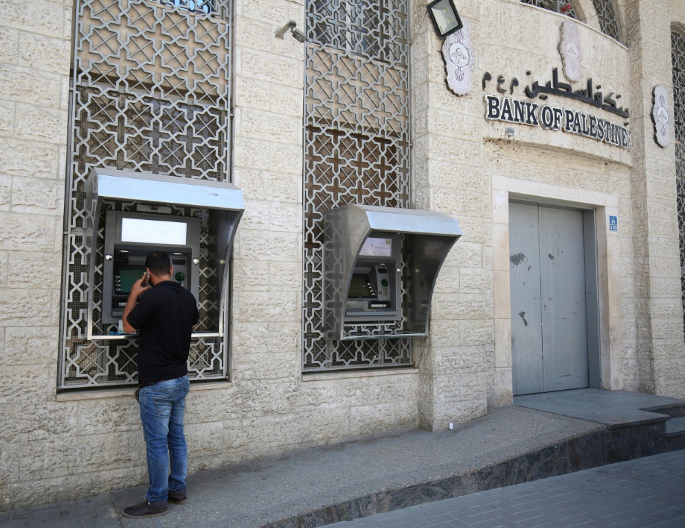 أجهزة صراف آلي عائدة لفرع بنك فلسطين في خان يونس في صورة مؤرخة 15 أيار/مايو 2018 (أ ف ب)   