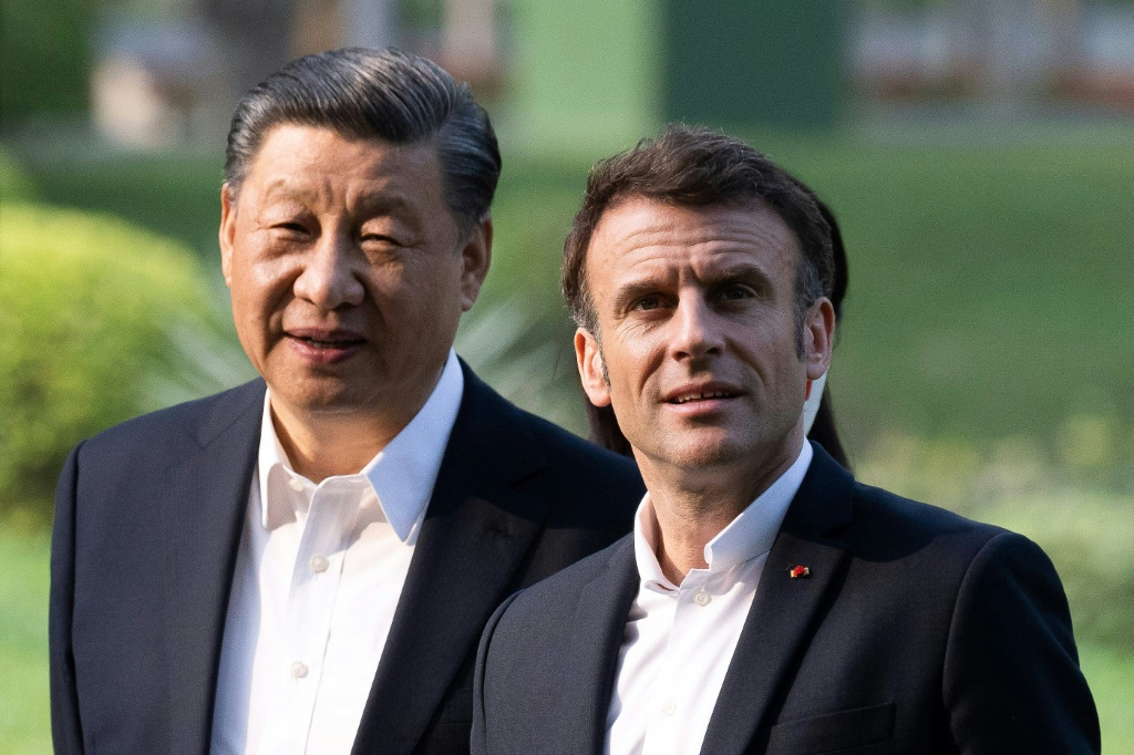 الرئيسان الصيني شي جينبينغ (الى اليسار) والفرنسي إيمانويل ماكرون في كانتون بجنوب الصين في السابع من نيسان/أبريل 2023 (ا ف ب)