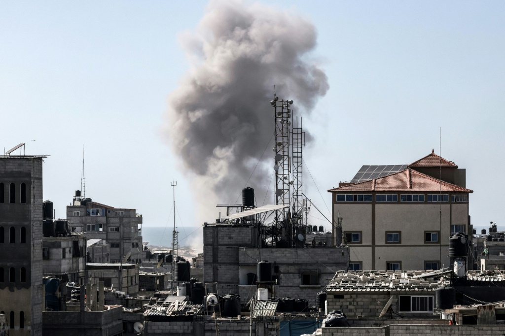 غزة ويتصاعد الدخان فوق رفح حيث تعهدت إسرائيل مرارا بإرسال قوات برية رغم القلق الدولي على المدنيين (ا ف ب)