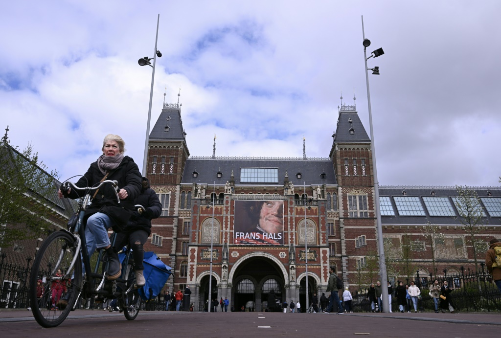 راكبو دراجات قرب متحف رايكميوزيم في أمستردام في الرابع من نيسان/ابريل 2024 (ا ف ب)