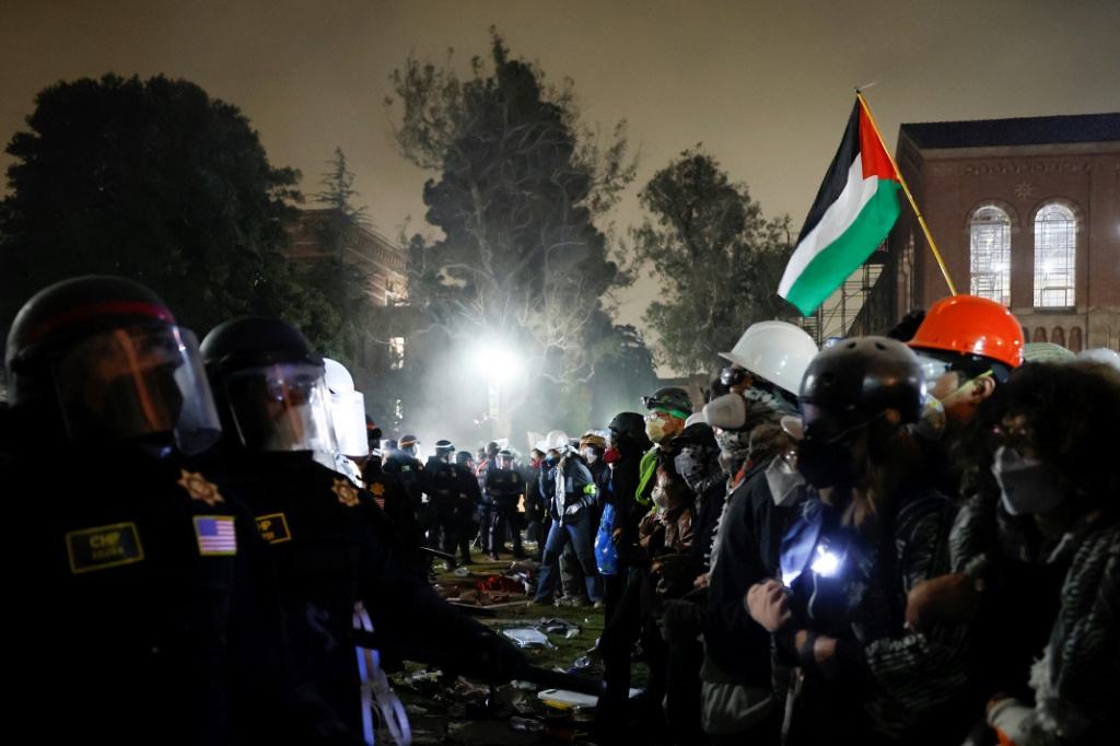 مواجهة بين الشرطة وطلاب مؤيدين للفلسطينيين في جامعة كاليفورنيا لوس أنجليس في الثاني من أيار/مايو 2024 (ا ف ب)