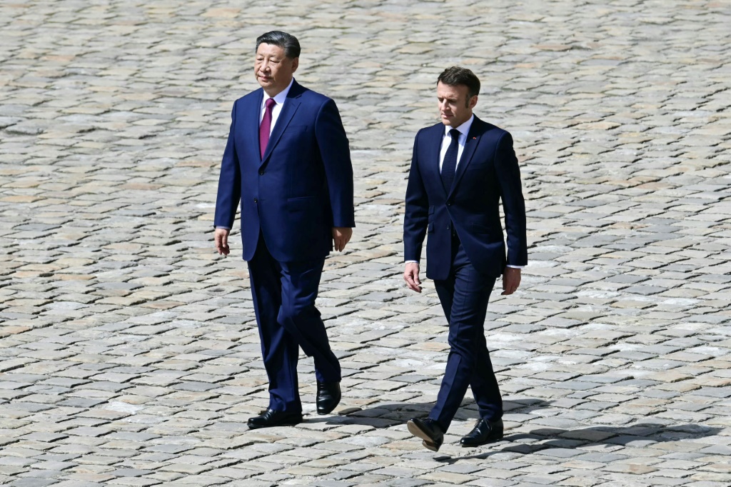 الرئيس الفرنسي ايمانويل ماكرون مستقبلاً الرئيس الصيني شي جينبينغ في باريس في 6 أيار/مايو 2024 (أ ف ب)   