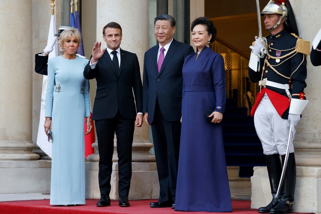 الرئيس الفرنسي إيمانويل ماكرون وزوجته بريجيت مع الرئيس الصيني شي جينبينغ وزوحته بينغ ليوان قبل مأدبة عشاء رسمية في قصر الإليزيه في باريس في السادس من أيار/مايو 2024 (ا ف ب)
