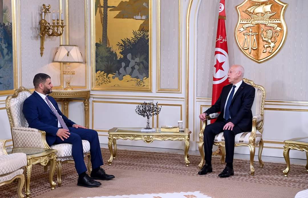وزير الداخلية الليبي عماد الطرابلسي مع الرئيس التونسي قيس سعيد (صفحة الرئاسة التونسية على منصة إكس)
