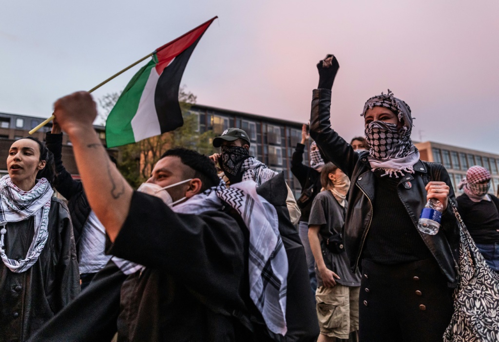 متظاهرون مؤيدون للفلسطينيين في حرم جامعة أمستردام في رويترسيلاند في أمستردام في 6 أيار/مايو 2024. نصب الطلاب خياماً بالقرب من الحرم الجامعي للمطالبة بأن تقطع الجامعة علاقاتها مع إسرائيل (ا ف ب)