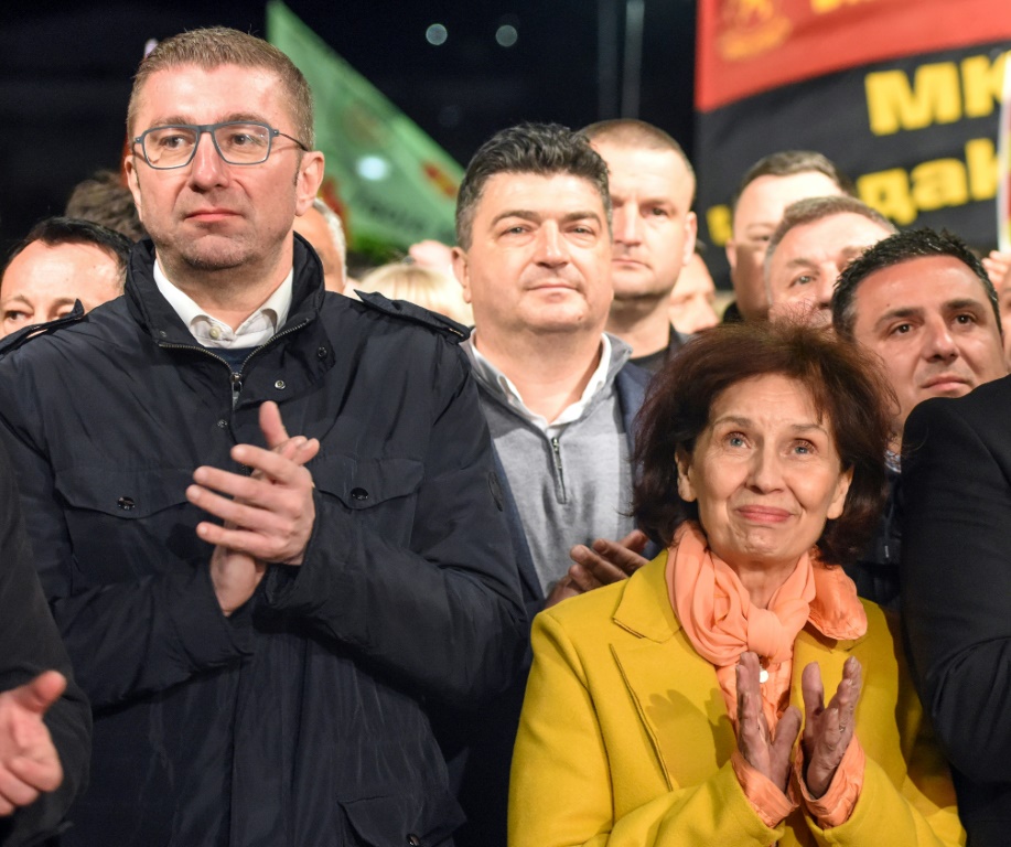 زعيم المعارضة خريستيجان ميكوفسكي (يسار) ومرشحة حزبه للرئاسة جوردانا سيلجانوفسكا دافكوفا في تجمع حاشد (ا ف ب)
