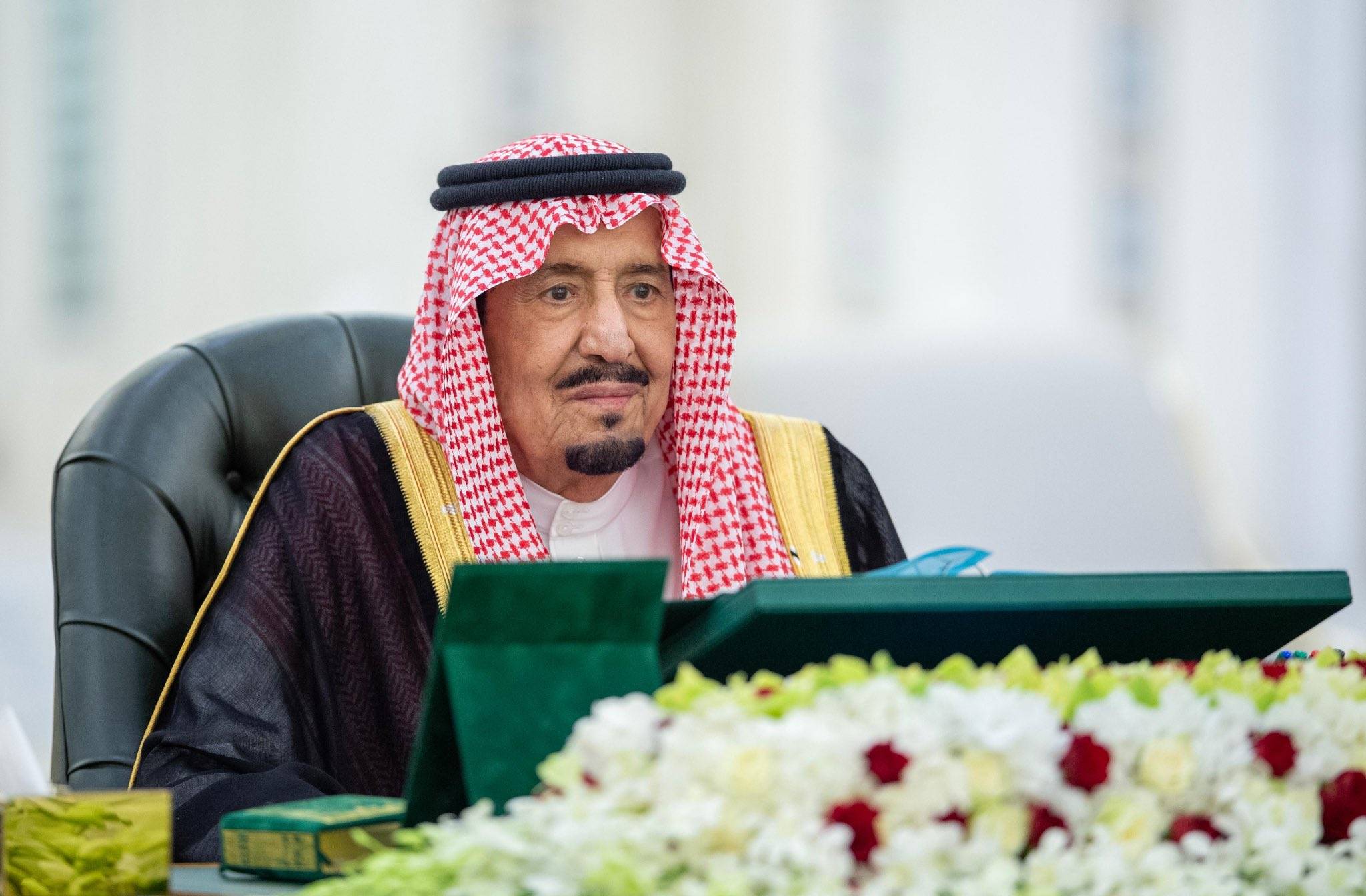 الملك سلمان بن عبد العزيز لدى ترؤسه جلسة مجلس الوزراء في جدة (واس)