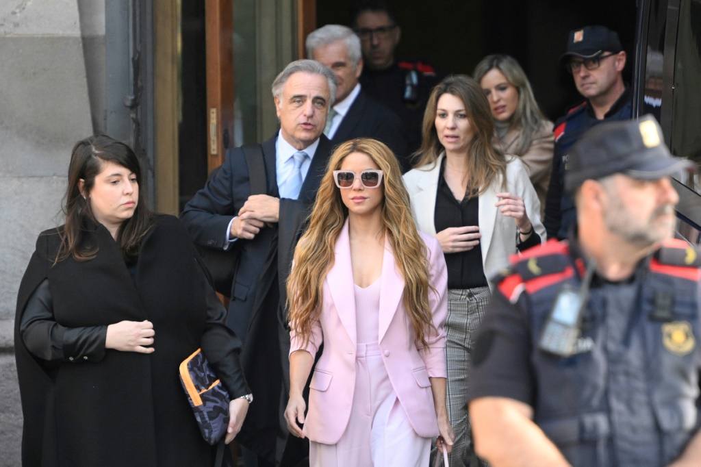 صورة مؤرخة في 20 تشرين الثاني/نوفمبر 2023 للمغنية شاكيرا خلال مغادرتها المحكمة في برشلونة (ا ف ب)