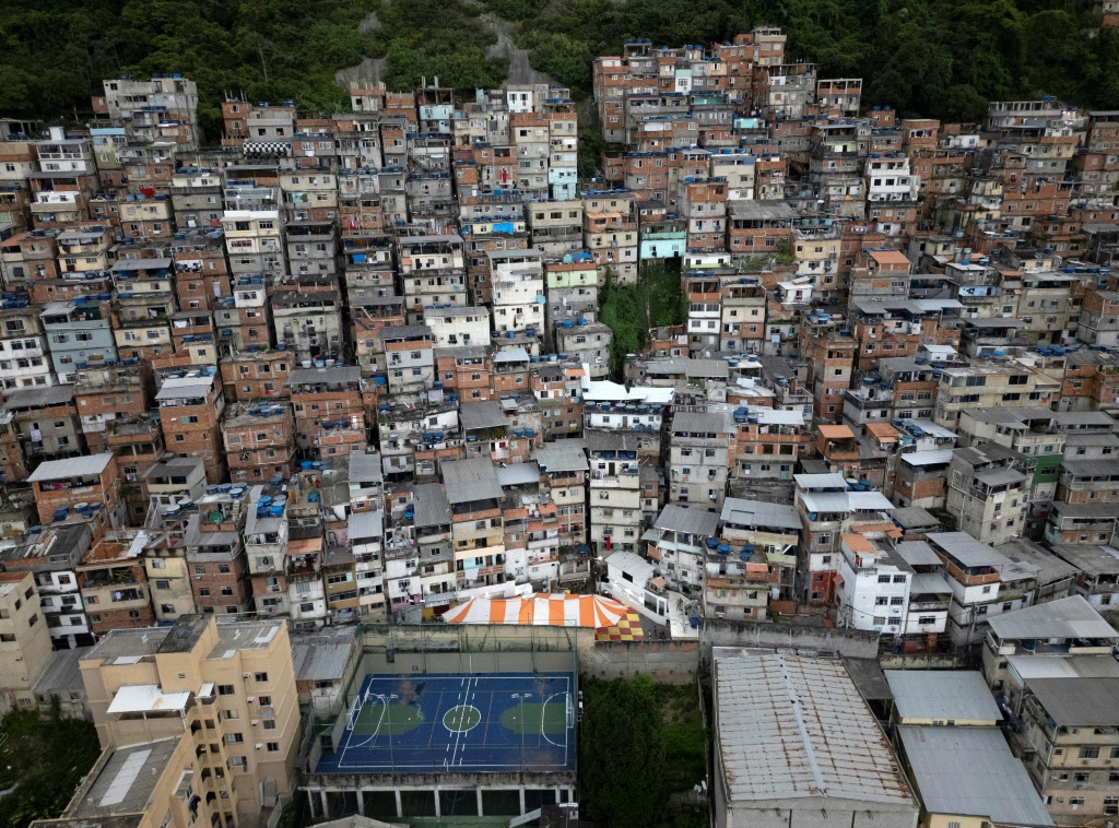   ينتشر العشب الصناعي في ملاعب ريو دي جانيرو (ا ف ب)