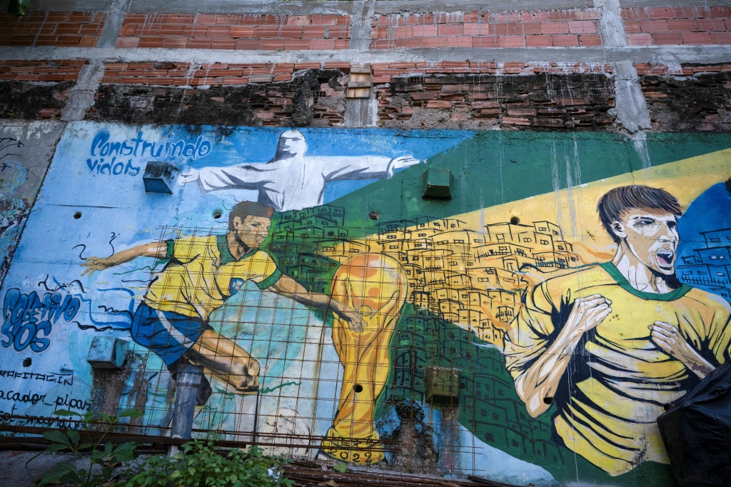 جدارية كرة قدم في مدخل مدينة الصفيح مورو دي بابيلونيا في ريو دي جانيرو (ا ف ب)