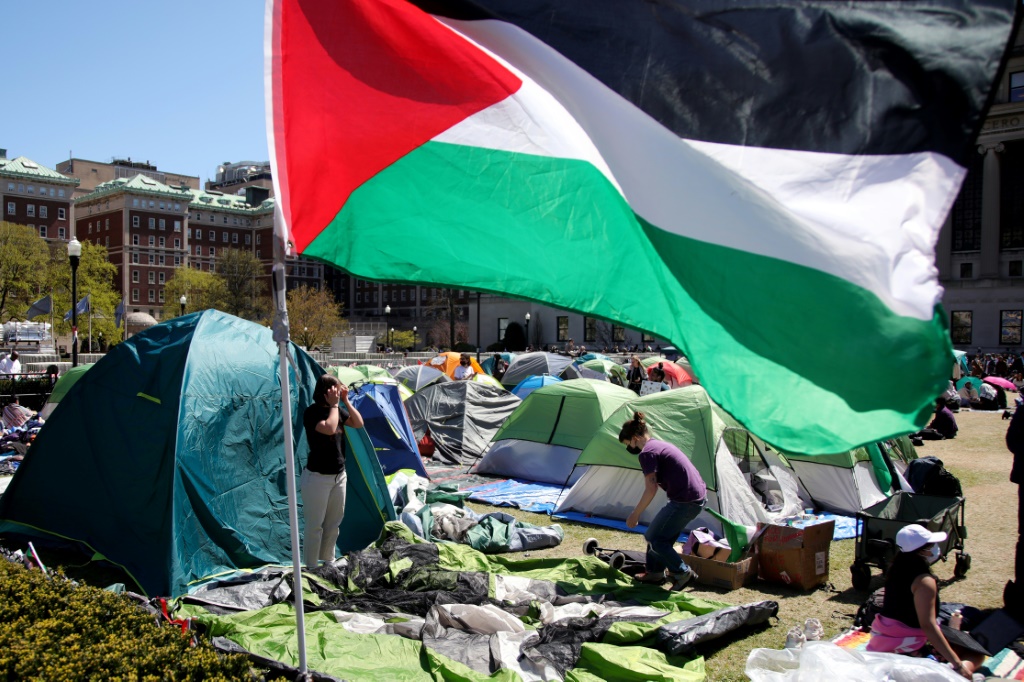 متظاهرون مؤيدون للفلسطينيين يظهرون في المخيم الذي تم تفكيكه الآن في جامعة كولومبيا في أبريل 2024 (أ ف ب)   