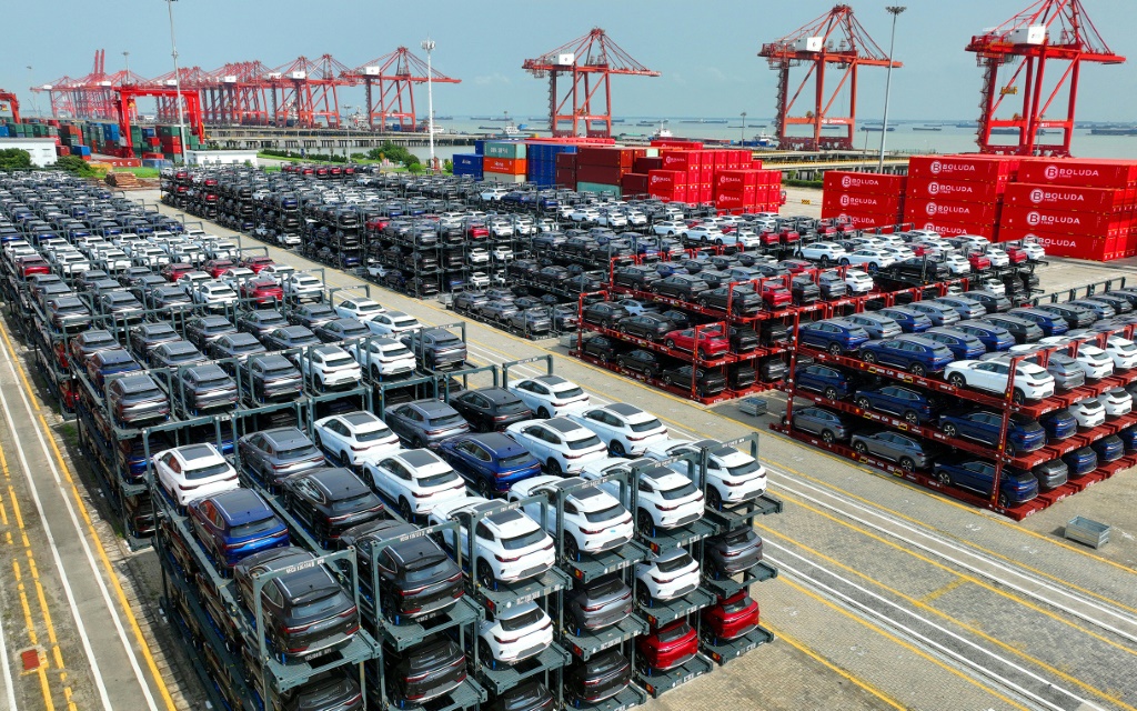 سيارات كهربائية جاهزة للتحميل والتصدير في ميناء تايكانغ في مدينة سوجو الصينية في صورة مؤرخة 11 أيلول سبتمبر 2023 (ا ف ب)