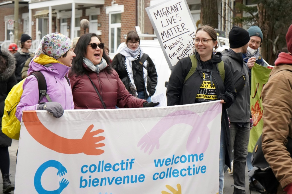 متظاهرون يتجمعون في مونتريال في 16 مارس 2024، لمطالبة الحكومة الكندية بتنظيم أوضاع المهاجرين غير الشرعيين (أ ف ب)   