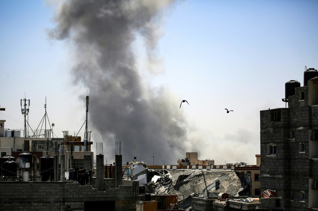 دخان متصاعد جراء غارات إسرائيلية على جنوب قطاع غزة في التاسع من أيار/مايو 2024 (ا ف ب)
