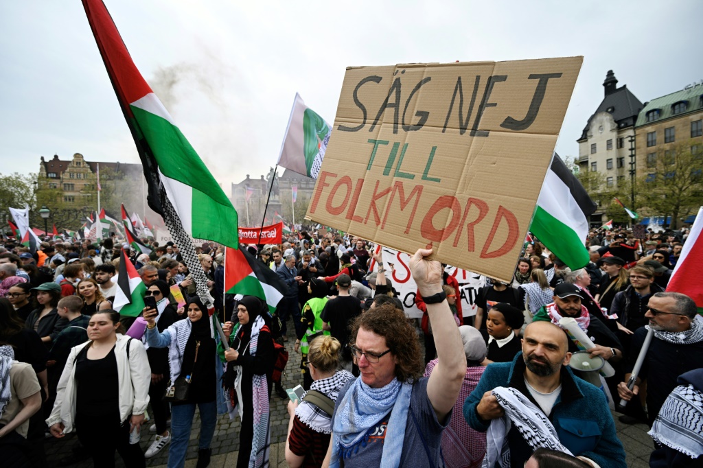 متظاهرون في مالمو السويدية رفضا لمشاركة اسرائيل في مسابقة يوروفيجن في التاسع من ايار/مايو 2024 (ا ف ب)