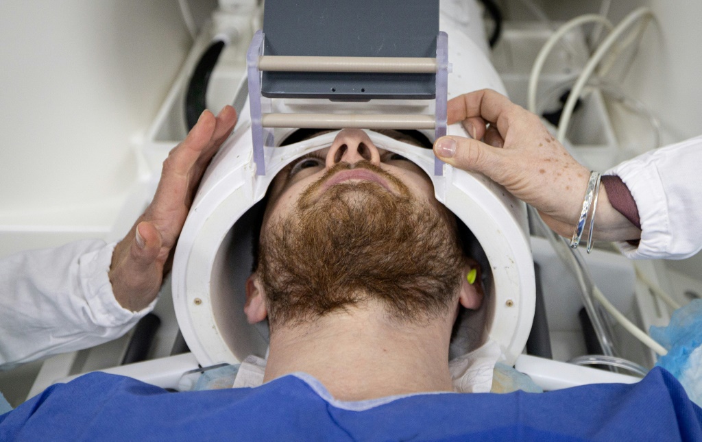 رجل يخضع لتصوير بالرنين المغناطيسي (MRI) بالقرب من باريس في 22 آذار/مارس 2024 (ا ف ب)
