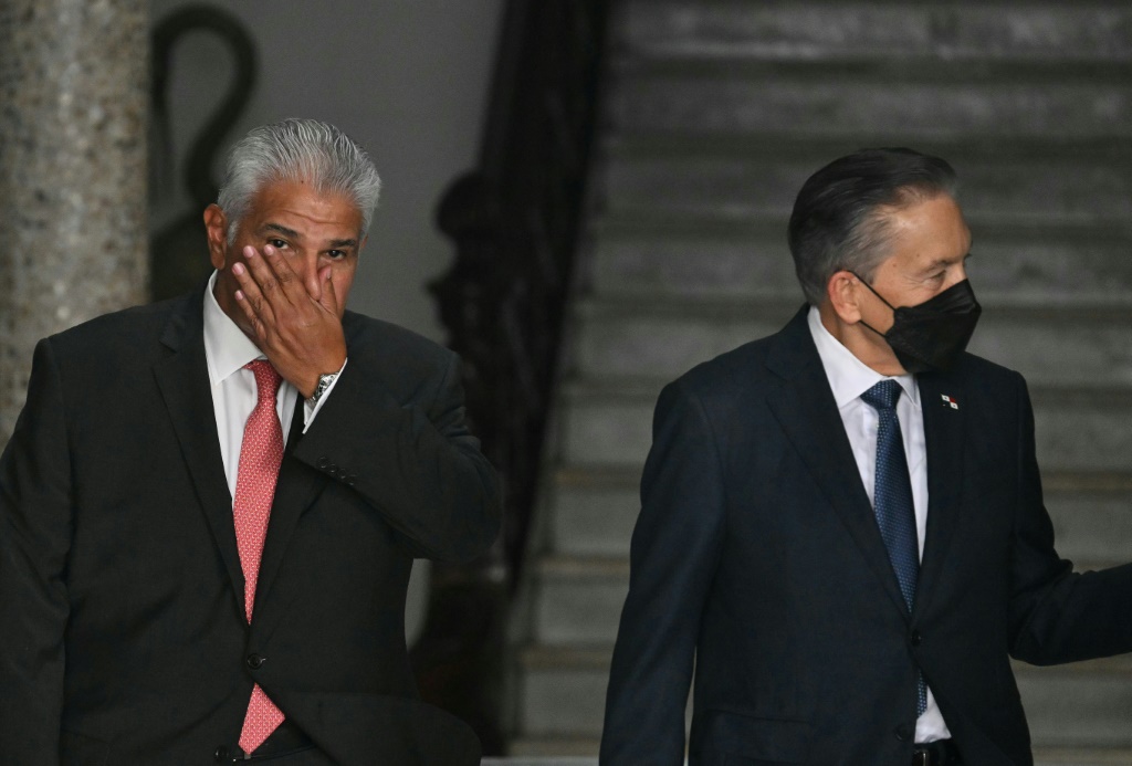 الرئيس البنمي المنتخب خوسيه راؤول مولينو (يسار) يغادر القصر الرئاسي بعد اجتماع يوم الثلاثاء (أ ف ب)   