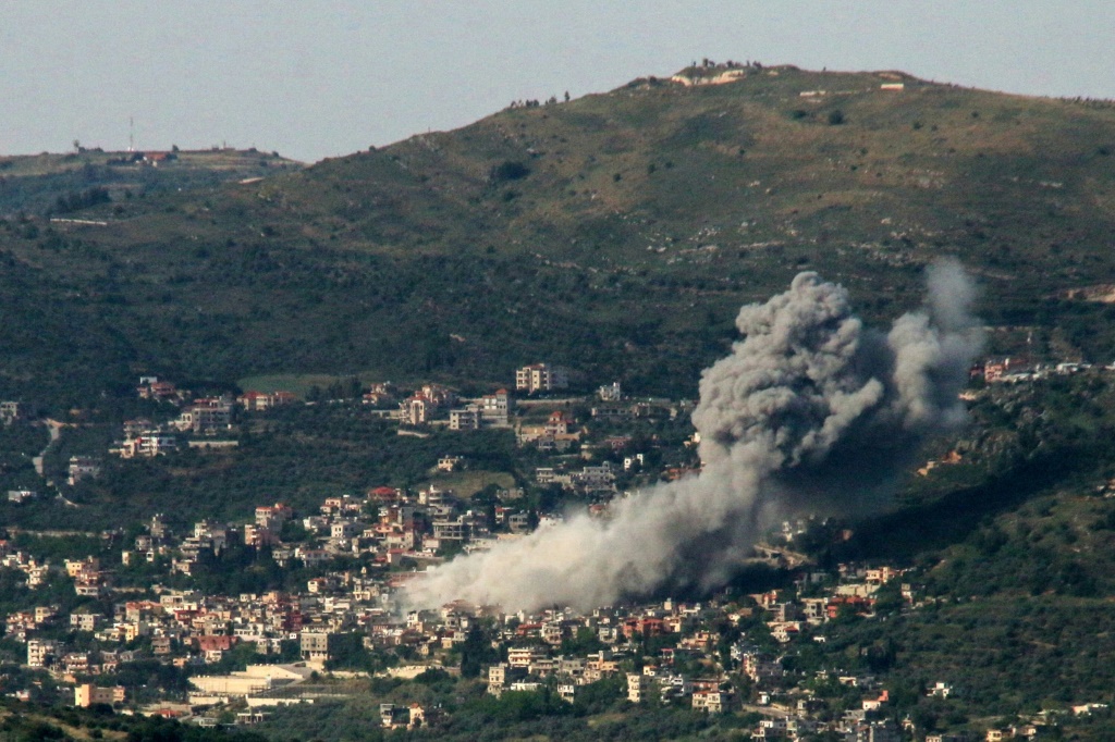 دخان فوق قرية كفركلا بجنوب لبنان بعد القصف الإسرائيلي في 10 أيار/مايو 2024، فيما يستمر تبادل القصف عبر الحدود بين القوات الإسرائيلية ومقاتلي حزب الله (أ ف ب)   