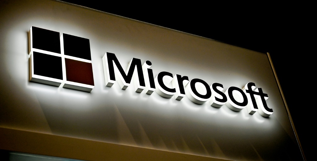 شعار مايكروسوفت في صورة التقطت خلال مؤتمر في مدينة ليل الفرنسية في 28 كانون الثاني/يناير 2020 (ا ف ب)