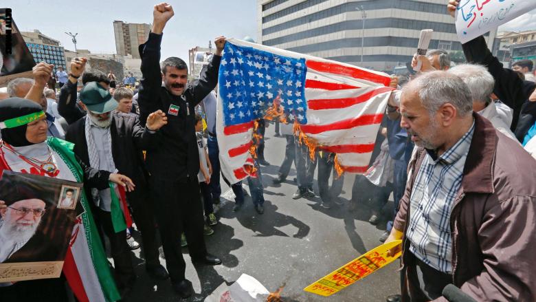 ايرانيون غاضبون يحرقون العلم الامريكي