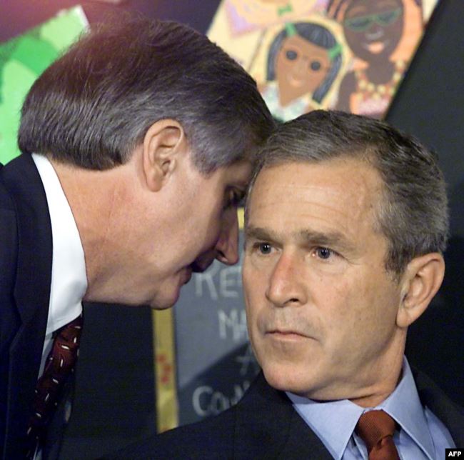 لحظات تلقي بوش خبر الهجوم الإرهابي على برجي التجارة العالمي - 11 سبتمبر 2001