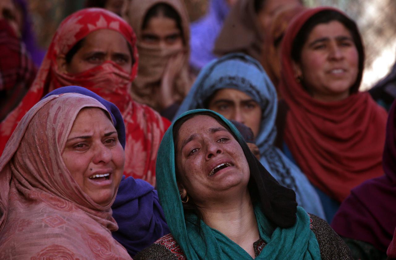 نساء كشميريات مسلمات يبكين أحد الشباب الكشميريين المسلمين الذين قتلتهم القوات الهندية