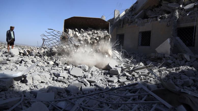 آثار غارة سعودية على سجن للحوثيين بمدينة ذمار اليمنية في الأول من سبتمبر/أيلول الماضي (الأناضول)