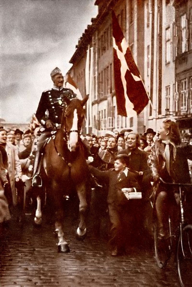 صورة لملك الدنمارك كريستيان العاشر أثناء احتفاله بعيد ميلاده سنة 1940
