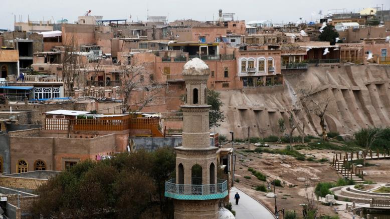 مشهد من المدينة القديمة بكاشغر حيث يتركز وجود أقلية الإيغور المسلمة (رويترز)