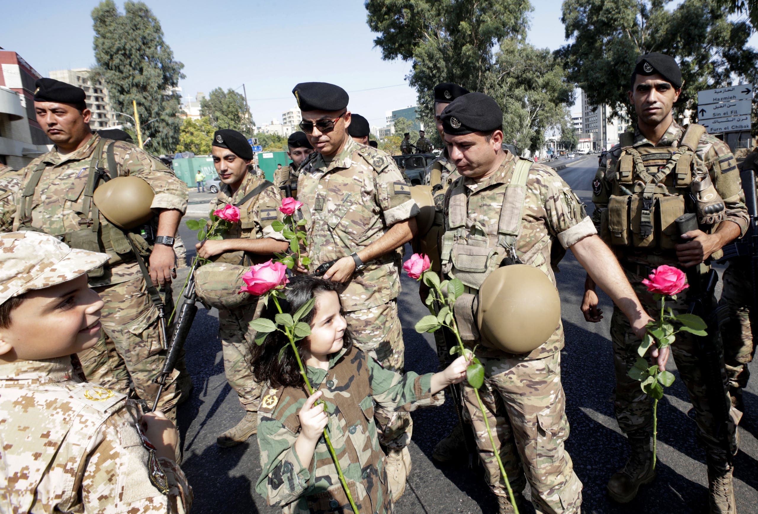 أطفال يوزعون الورود على الجيش اللبناني لشكره على حماية المتظاهرين