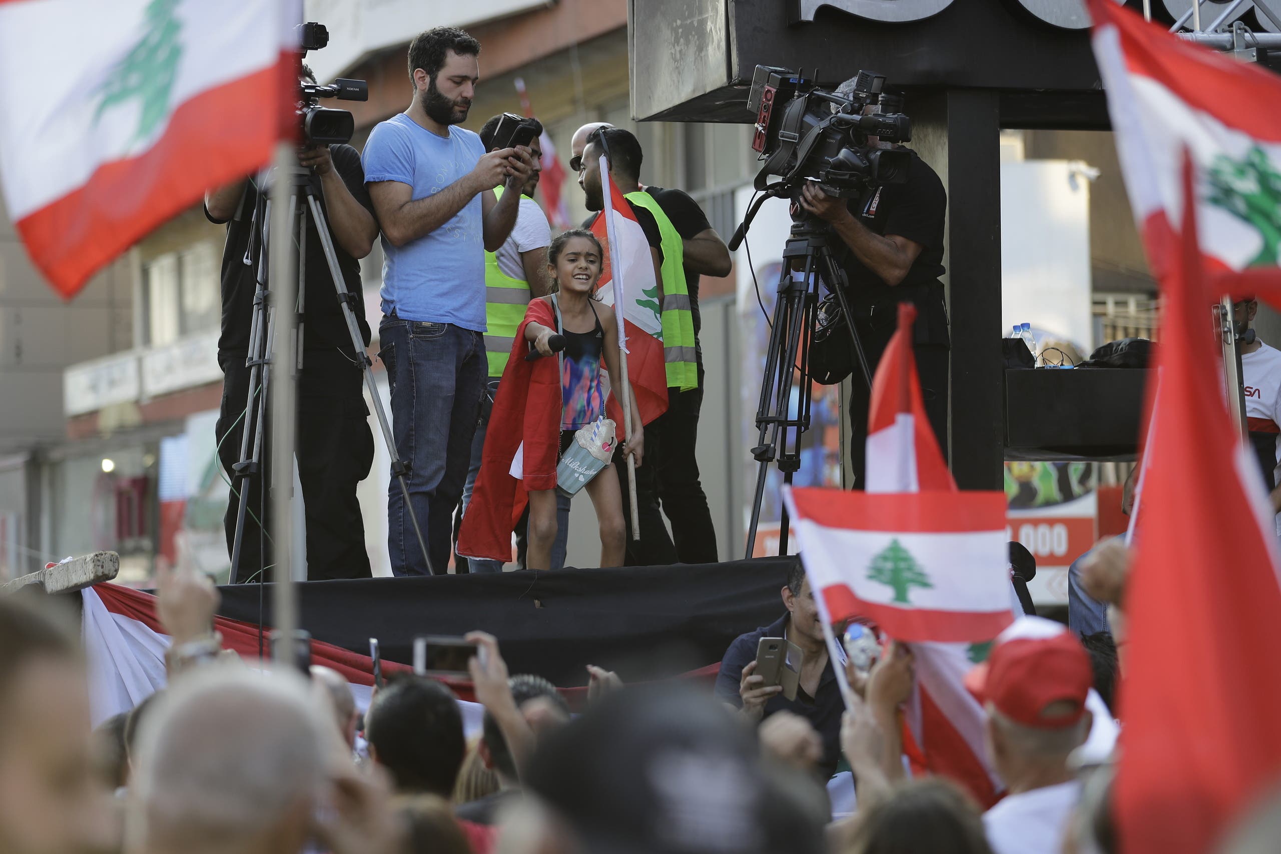 طفلة تصرخ ضد الحكتم على منصة ضمن احاجاجات بيروت