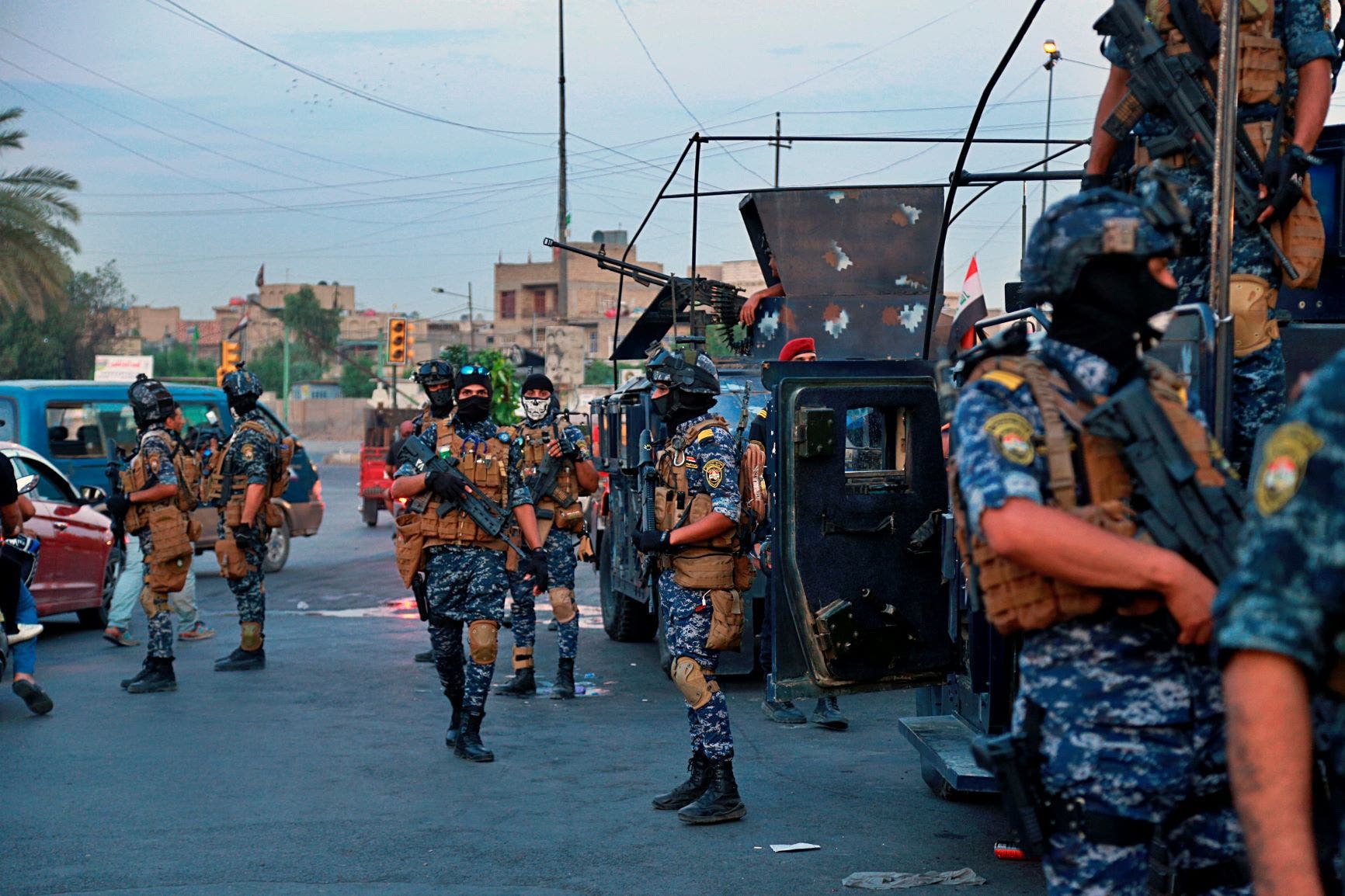 قوات أمنية لقمع المتظاهرين في العراق (اسوشيتد برس)