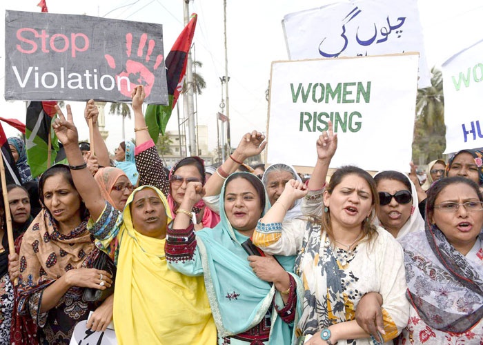 مظاهرة للنساء الباكستانيات ضد العنف والتمييز ضدهن