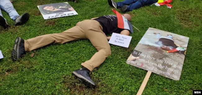 محاكاة لمشاهد سقوط القتلى في العراق - من تظاهرة في واشنطن