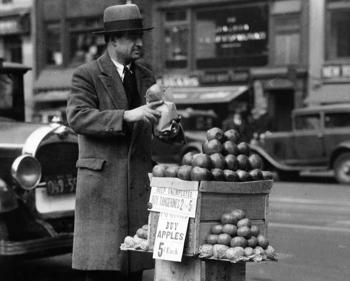 صورة لرجل لجأ لبيع التفاح مقابل 5 سنتات خلال فترة الكساد العظيم