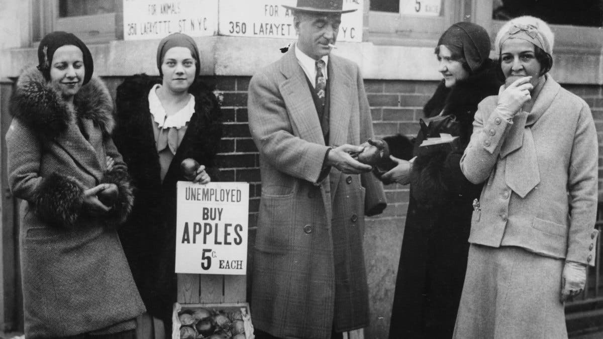 صورة لأحدبائعي التفاح المتجولين بأميركا خلال القرن الماضي