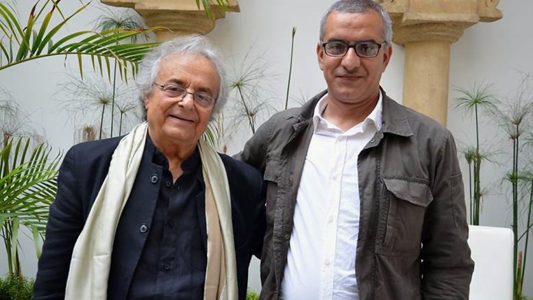 الكاتب المغربي محمود عبد الغني (يمين) والشاعر السوري أدونيس