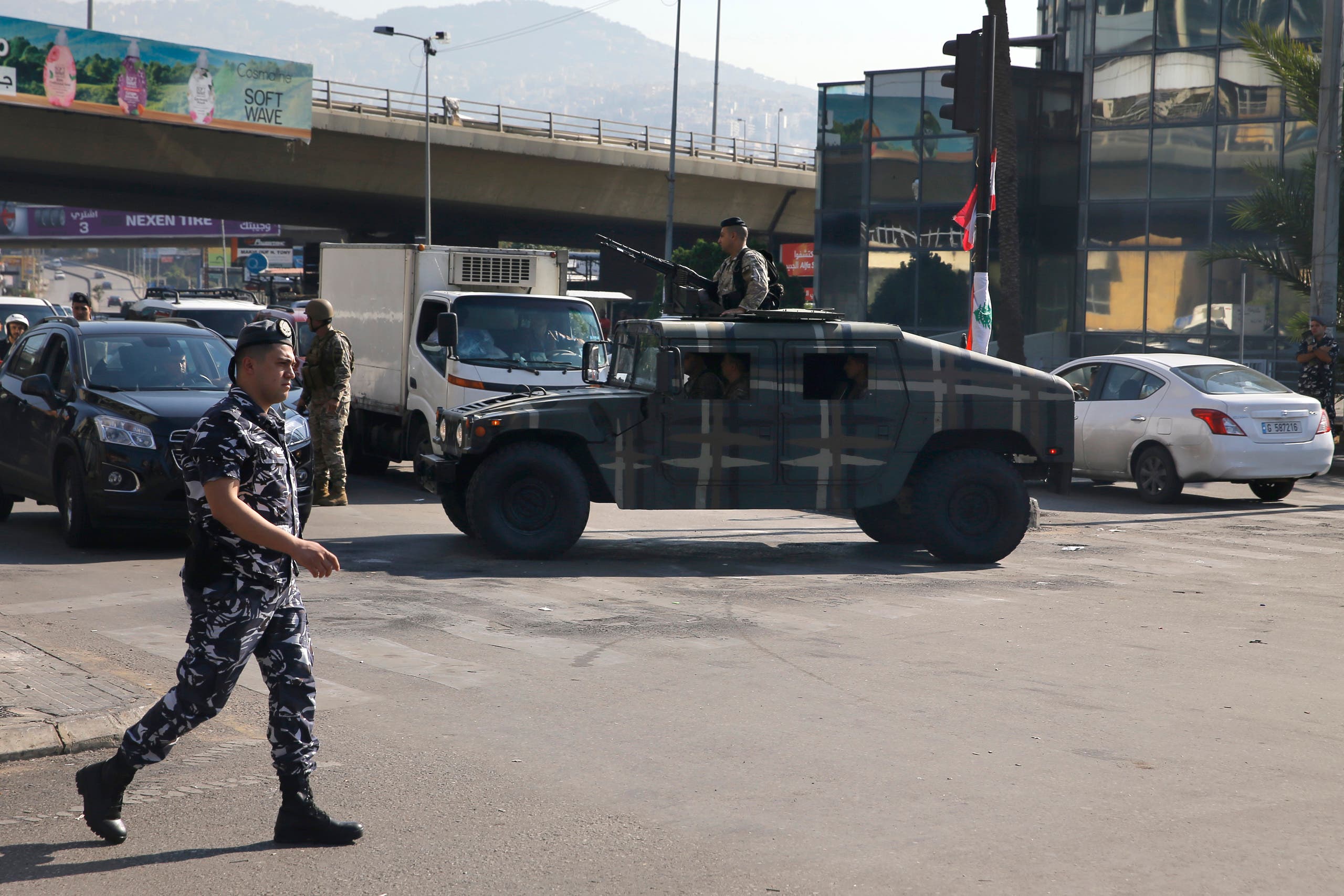 الجيش والشرطة يفتحان الطريق في منطقة الحازمية في ضواحي بيروت