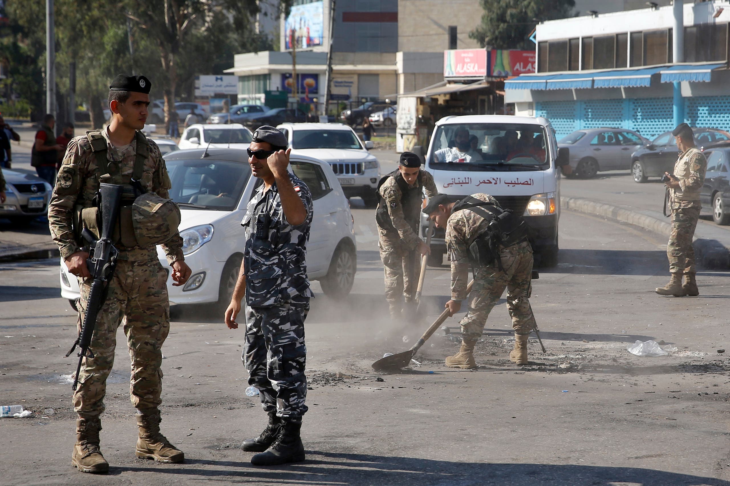 الجيش والشرطة يفتحان الطريق في منطقة الحازمية في ضواحي بيروت