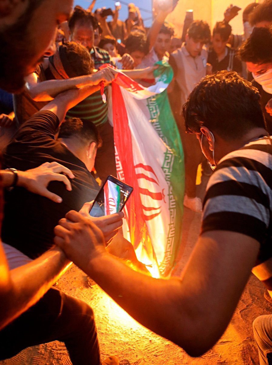 عراقيون يحرقون العلم الايراني