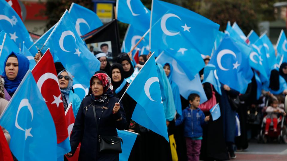 متظاهرات إيغوريات مسلمات ضد الاضطهاد الصيني