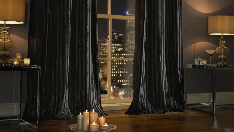 الستائر المخملية هي الأكثر أناقة ورقيا مع الشموع التي تضفي أجواء حميمية دافئة على المنزل (بيكسابي)