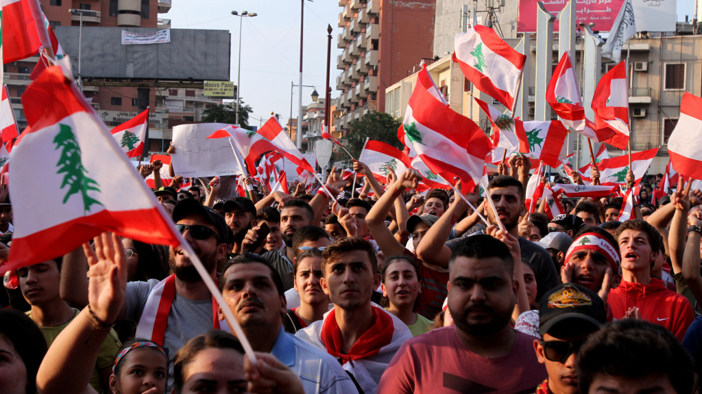 العلم اللبناني فقط في احتجاجات لبنان