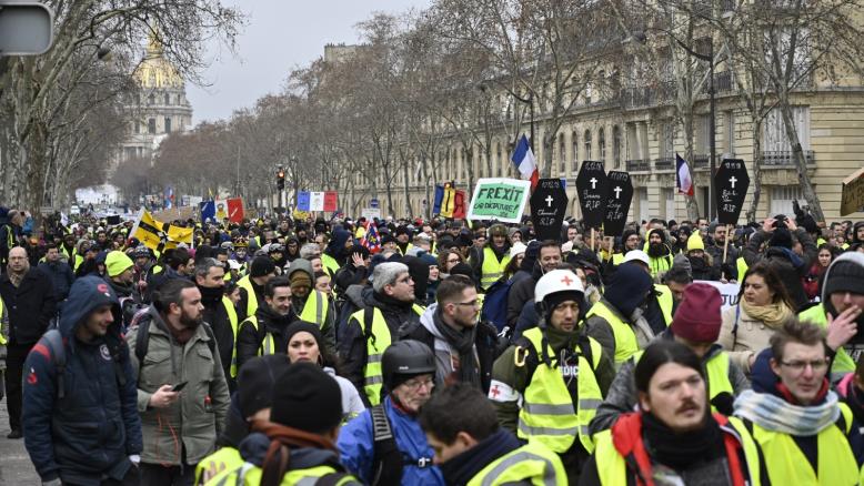 جانب من إحدى مظاهرات السترات الصفراء التي اندلعت في فرنسا مطلع العام الجاري (وكالة الأناضول)
