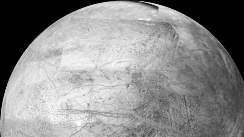 قمر أوروبا أصبح محل اهتمام متزايد للعلماء ولم يكشف كامل أسراره (ناسا)