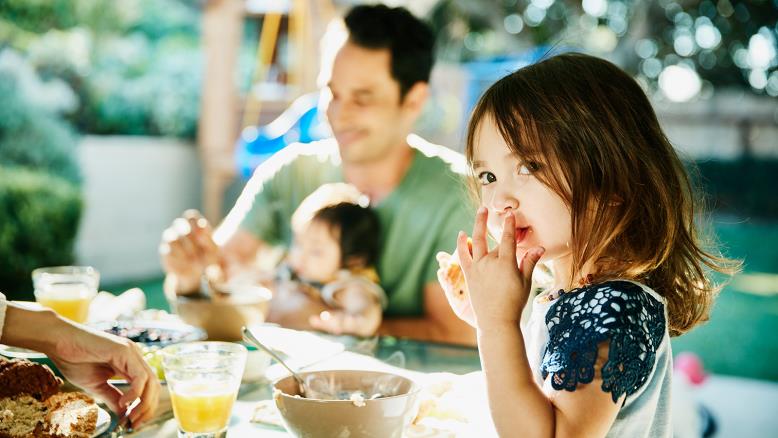 يعتقد معظم الأولياء أنه إذا لم يأكل أطفالهم فإنه يمكن أن يمرضوا فتنشأ الإحباطات الأولى (غيتي)