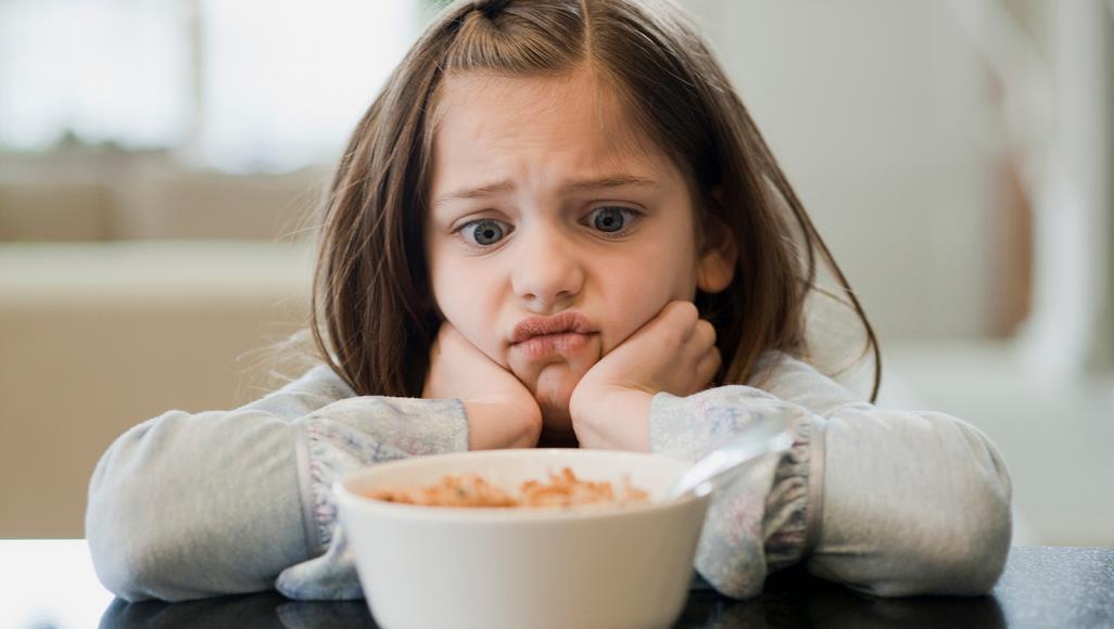 عندما يرفض الطفل تناول الطعام، فأول شيء ينبغي استبعاده أن يكون سبب الرفض يرتبط بمشكلة صحية (غيتي)